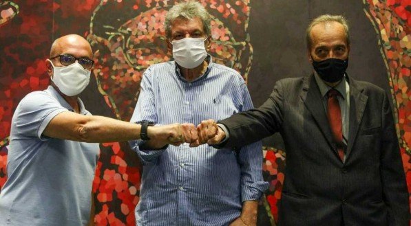 Z&eacute; Valadares entre Lu&iacute;s Carlos Bel&eacute;m (E) e Fernando Pessoa (D)