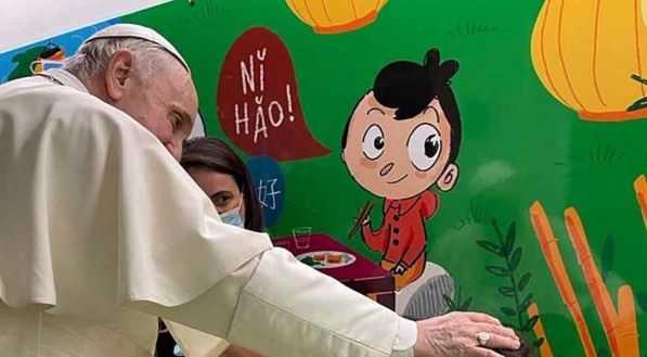 Papa Francisco durante visita &agrave; ala de oncologia pedi&aacute;trica do hospital em Roma