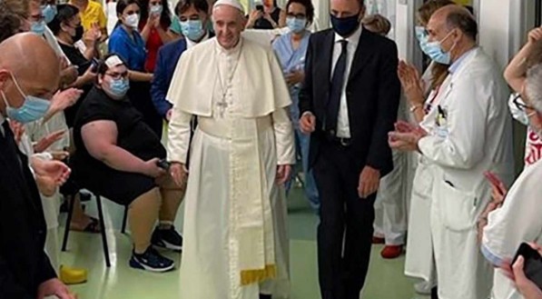 Durante o internamento, papa Francisco visitou ala de oncologia pedi&aacute;trica do hospital