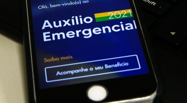 IMPASSE Demora do Auxílio Brasil, aquece debate do auxílio emergencial