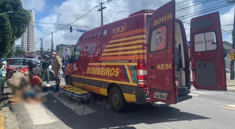 O motociclista foi socorrido pelo Corpo de Bombeiros para uma unidade de sa&uacute;de