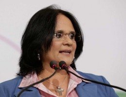 Professora de yoga faz jejum e meditação para pedir a libertação de Bolsonaro da prisão domiciliar