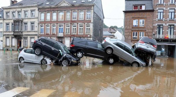 Carros danificados em uma rua inundada na cidade belga de Verviers, depois que fortes chuvas e enchentes atingiram a Europa Ocidental