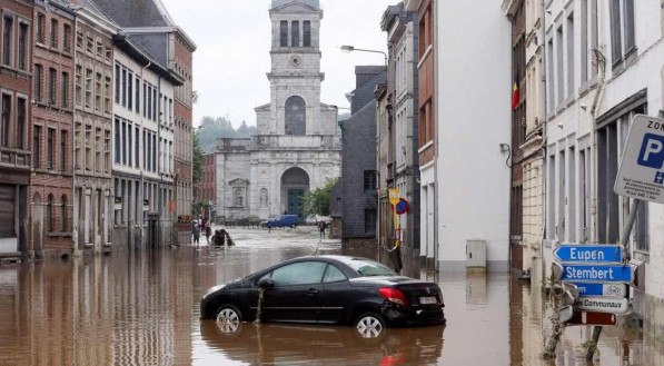 Carro danificados em uma rua inundada na cidade belga de Verviers, depois que fortes chuvas e enchentes atingiram a Europa Ocidental