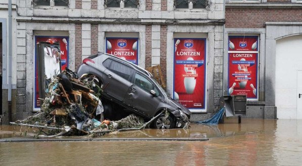 Carros danificados em uma rua inundada em cidade belga, depois que fortes chuvas e enchentes atingiram a Europa Ocidental