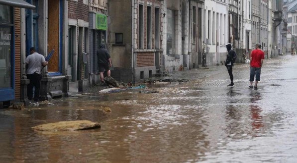 Transtornos depois que fortes chuvas e enchentes que atingiram a Europa Ocidental