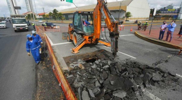 A Emlurb contar&aacute; com o trabalho de 20 pessoas e o uso de maquin&aacute;rio como retroescavadeiras, caminh&otilde;es ca&ccedil;amba, rolo compactador e caminh&otilde;es basculantes para recuperar 253 m&sup2; de laje