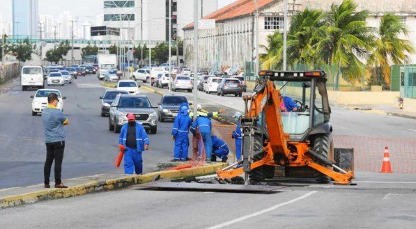 A Emlurb contar&aacute; com o trabalho de 20 pessoas e o uso de maquin&aacute;rio como retroescavadeiras, caminh&otilde;es ca&ccedil;amba, rolo compactador e caminh&otilde;es basculantes para recuperar 253 m&sup2; de laje