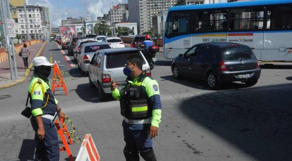 A Emlurb contar&aacute; com o trabalho de 20 pessoas e o uso de maquin&aacute;rio como retroescavadeiras, caminh&otilde;es ca&ccedil;amba, rolo compactador e caminh&otilde;es basculantes para recuperar 253 m&sup2; de laje