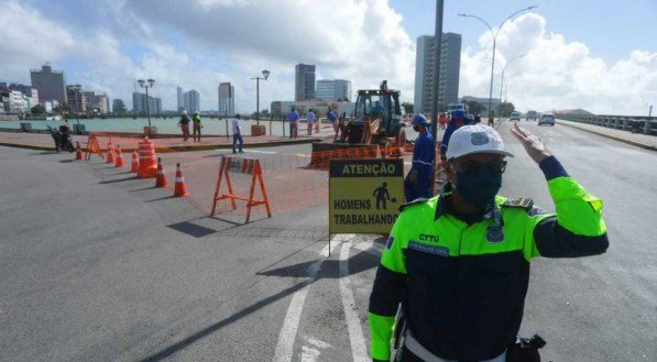 A Emlurb contar&aacute; com o trabalho de 20 pessoas e o uso de maquin&aacute;rio como retroescavadeiras, caminh&otilde;es ca&ccedil;amba, rolo compactador e caminh&otilde;es basculantes para recuperar 253 m&sup2; de laje