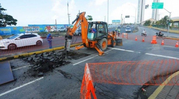 A Emlurb contar&aacute; com o trabalho de 20 pessoas e o uso de maquin&aacute;rio como retroescavadeiras, caminh&otilde;es ca&ccedil;amba, rolo compactador e caminh&otilde;es basculantes para recuperar 253 m&sup2; de laje