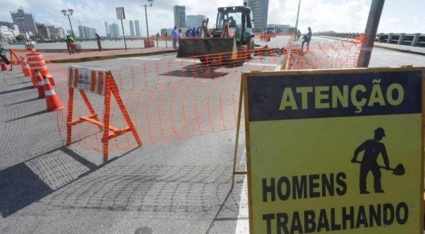 A Emlurb contar&aacute; com o trabalho de 20 pessoas e o uso de maquin&aacute;rio como retroescavadeiras, caminh&otilde;es ca&ccedil;amba, rolo compactador e caminh&otilde;es basculantes para recuperar 253 m&sup2; de laje