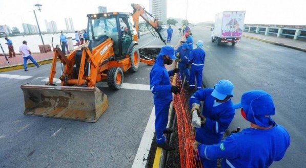 A Emlurb contar&aacute; com o trabalho de 20 pessoas e o uso de maquin&aacute;rio como retroescavadeiras, caminh&otilde;es ca&ccedil;amba, rolo compactador e caminh&otilde;es basculantes para recuperar 253 m&sup2; de laje