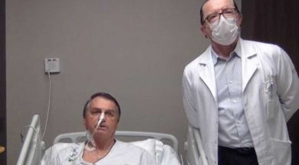 Bolsonaro ao lado do m&eacute;dico Ant&ocirc;nio Luiz Macedo no dia da interna&ccedil;&atilde;o do presidente em hospital de S&atilde;o Paulo