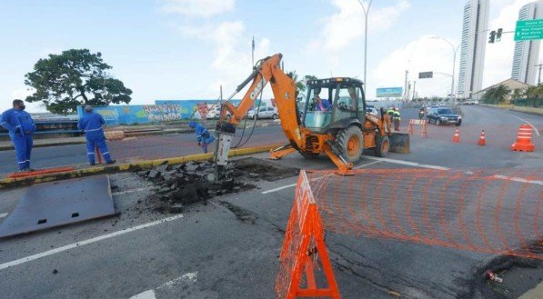 A Emlurb contar&aacute; com o trabalho de 20 pessoas e o uso de maquin&aacute;rio como retroescavadeiras, caminh&otilde;es ca&ccedil;amba, rolo compactador e caminh&otilde;es basculantes para recuperar 253 m&sup2; de laje