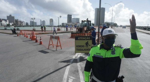 Nova etapa de obra na Ponte Girat&oacute;ria provoca interdi&ccedil;&atilde;o e mudan&ccedil;a de tr&acirc;nsito no Centro do Recife.
