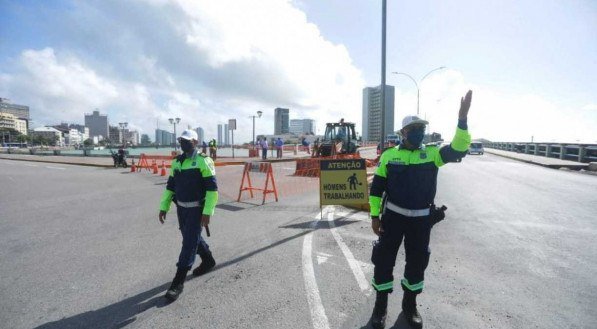 A Emlurb contar&aacute; com o trabalho de 20 pessoas e o uso de maquin&aacute;rio como retroescavadeiras, caminh&otilde;es ca&ccedil;amba, rolo compactador e caminh&otilde;es basculantes para recuperar 253 m&sup2; de laje