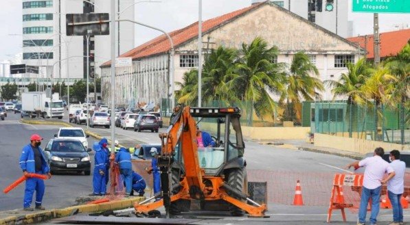 A Emlurb contar&aacute; com o trabalho de 20 pessoas e o uso de maquin&aacute;rio como retroescavadeiras, caminh&otilde;es ca&ccedil;amba, rolo compactador e caminh&otilde;es basculantes para recuperar 253 m&sup2; de laje