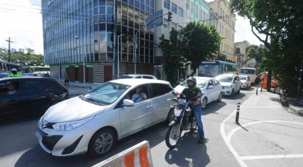 A Emlurb contar&aacute; com o trabalho de 20 pessoas e o uso de maquin&aacute;rio como retroescavadeiras, caminh&otilde;es ca&ccedil;amba, rolo compactador e caminh&otilde;es basculantes para recuperar 253 m&sup2; de laje