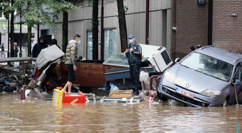 Carros danificados em uma rua inundada na cidade belga de Verviers, depois que fortes chuvas e enchentes atingiram a Europa Ocidental