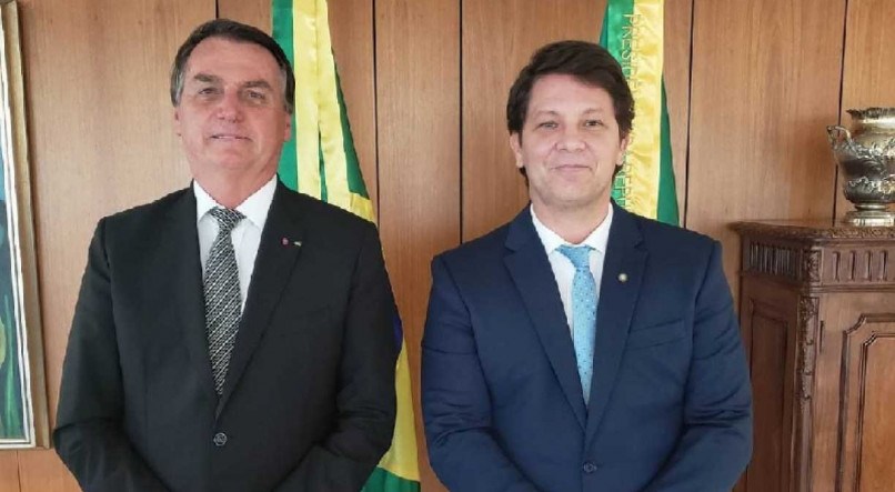 O presidente Jair Bolsonaro ao lado de Mario Frias