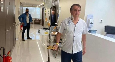 Presidente Jair Bolsonaro caminhando nos corredores do hospital
