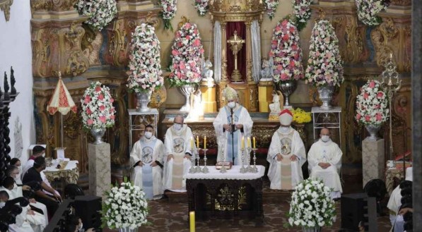 Missa solene celebrada na bas&iacute;lica de Nossa Senhora do Carmo, no Recife