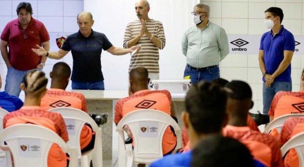 CONVERSA Antigos e novos dirigentes do Sport no primeiro dia de transi&ccedil;&atilde;o do departamento de futebol