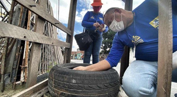 Na rotina dos agentes da Secretaria de Sa&uacute;de do Recife, est&atilde;o visitas domiciliares para orienta&ccedil;&atilde;o da popula&ccedil;&atilde;o e verifica&ccedil;&atilde;o de poss&iacute;veis focos de mosquito