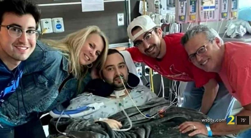 Familiares visitam Blake Bargatze, 24 anos, que precisou fazer transplante de pulm&otilde;es ap&oacute;s contrair covid-19
