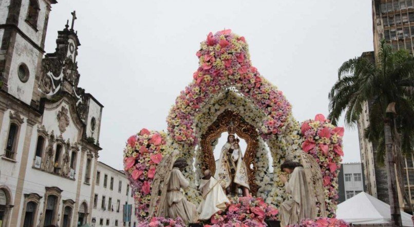 Nossa Senhora do Carmo é o título dado à Maria, em honra de sua função como padroeira da Ordem dos Carmelitas. A devoção popular da santa está centrada em seu escapulário, que significa proteção