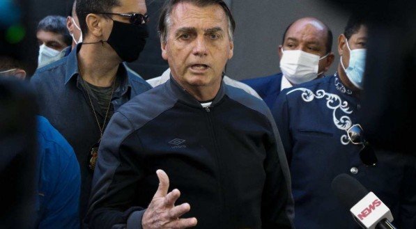 "Só Deus me tira daquela cadeira", diz Bolsonaro ao deixar o hospital, sem usar máscara