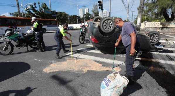 Acidente na Avenida Cruz Cabug&aacute; envolvendo dois carros