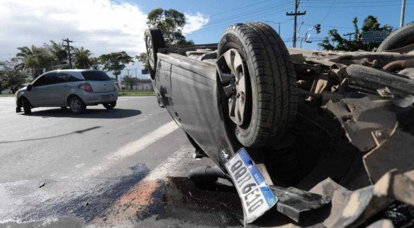 Acidente na Avenida Cruz Cabug&aacute; envolvendo dois carros