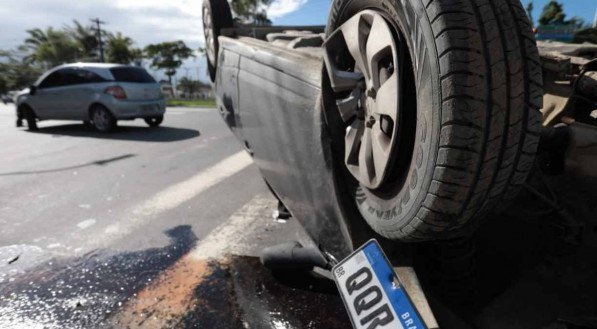 Acidente na Avenida Cruz Cabug&aacute; envolvendo dois carros