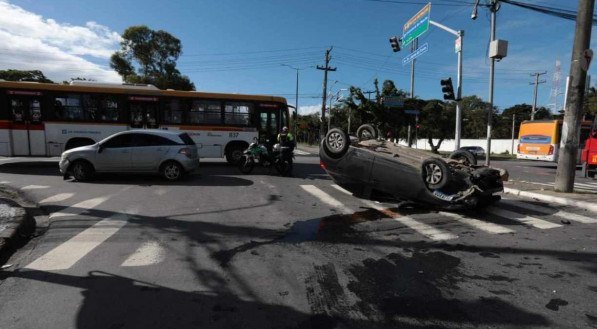 Acidente na Avenida Cruz Cabug&aacute; envolvendo dois carros