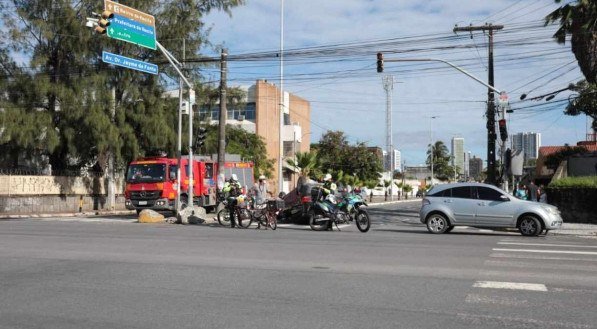 Acidente na Avenida Cruz Cabug&aacute; envolvendo dois carros