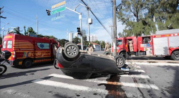 Acidente na Avenida Cruz Cabug&aacute; envolvendo dois carros
