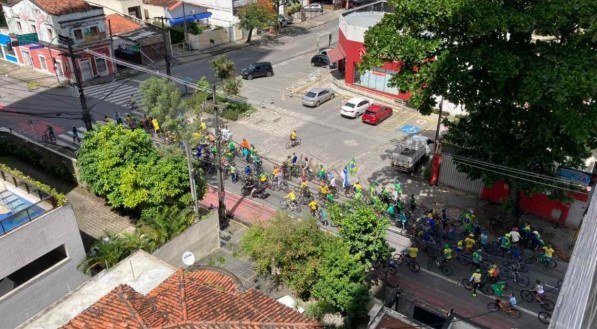 Apoiadores de Bolsonaro fazem bicicletada no Recife neste domingo