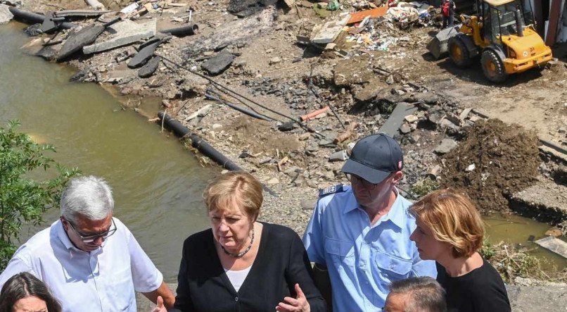 Merkel come&ccedil;ou a percorrer, neste domingo (18), &aacute;reas devastadas pelas inunda&ccedil;&otilde;es