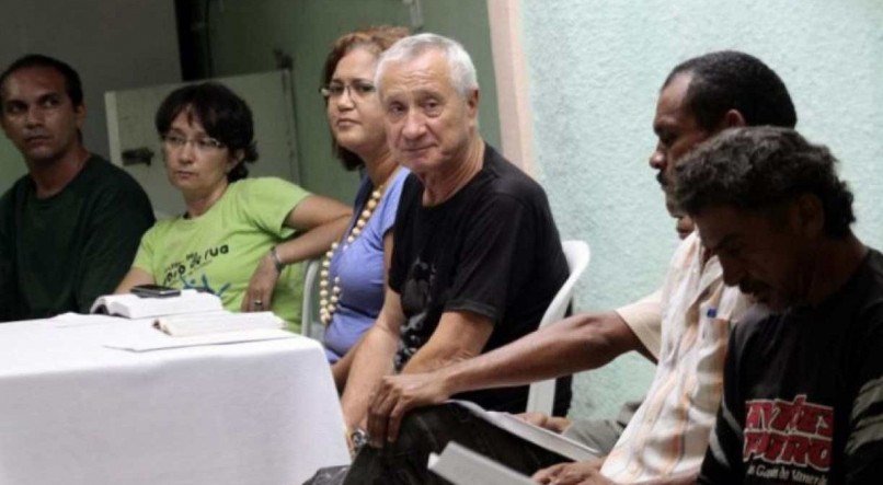 Padre Lino Allegri (centro) na Casa do Povo da Rua, em Fortaleza. (Imagem feita antes da pandemia)