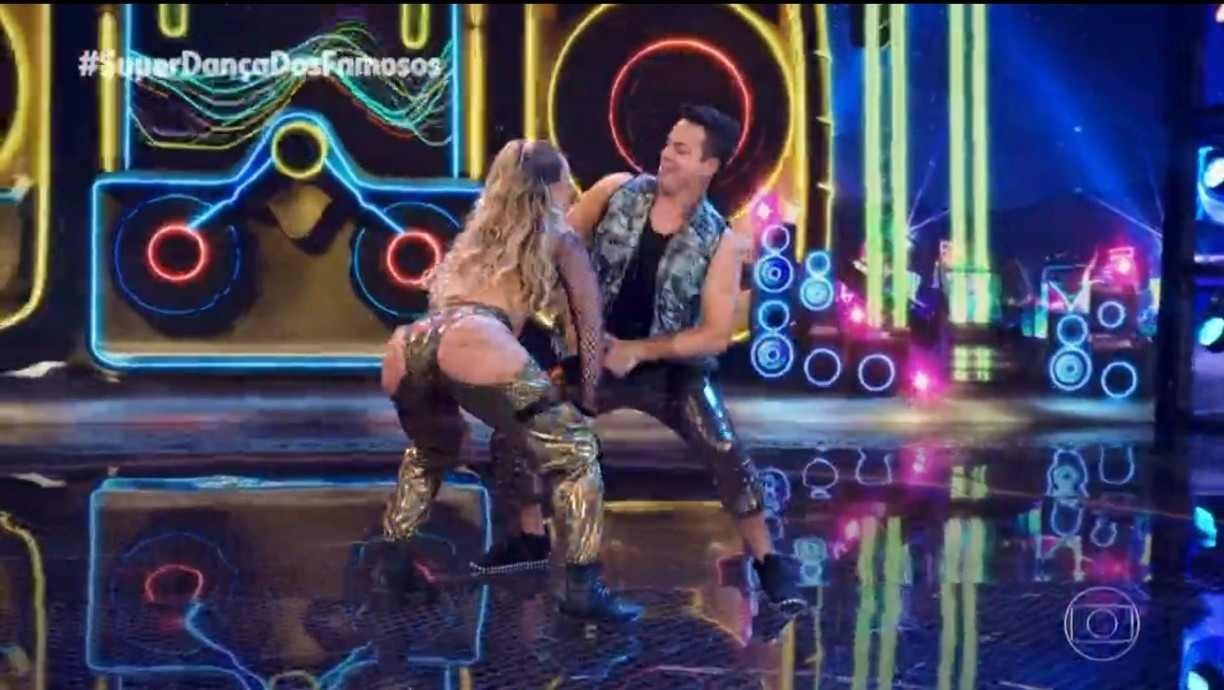 De bumbum de fora, Paolla Oliveira quebra a internet no Dança dos Famosos