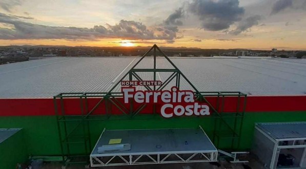 Nova loja da Ferreira Costa em Caruaru, inaugurada nesta quarta-feira ,(tem uma usina solar instalada no seu teto que gera toda a energia necess&aacute;ria para seu funcionamento.