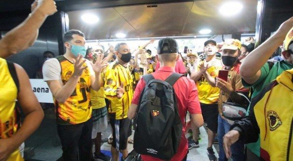 Chegada do time do Sport no Aeroporto dos Guararapes ap&oacute;s o jogo com o Am&eacute;rica Mineiro teve aglomera&ccedil;&atilde;o.