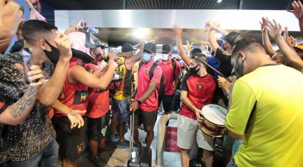 Chegada do time do Sport no Aeroporto dos Guararapes ap&oacute;s o jogo com o Am&eacute;rica Mineiro teve aglomera&ccedil;&atilde;o.