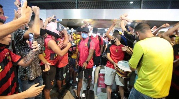 Chegada do time do Sport no Aeroporto dos Guararapes ap&oacute;s o jogo com o Am&eacute;rica (MG) em Recife