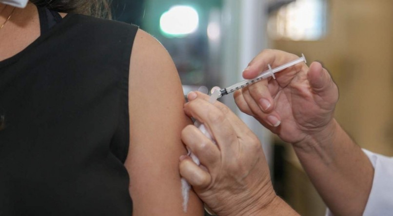 AVANÇO Com todos os adultos imunizados, cidade diminuiu a faixa etária