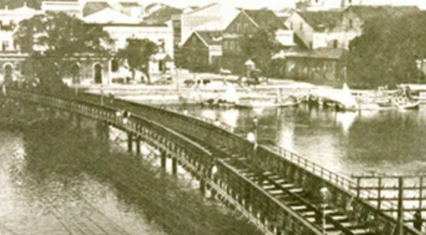 Ponte da Maxambomba, constru&iacute;da em ferro em 1868, saindo da Rua do Sol