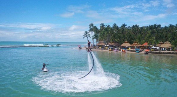 Praia dos Carneiros: voe sobre a água com o flyboard