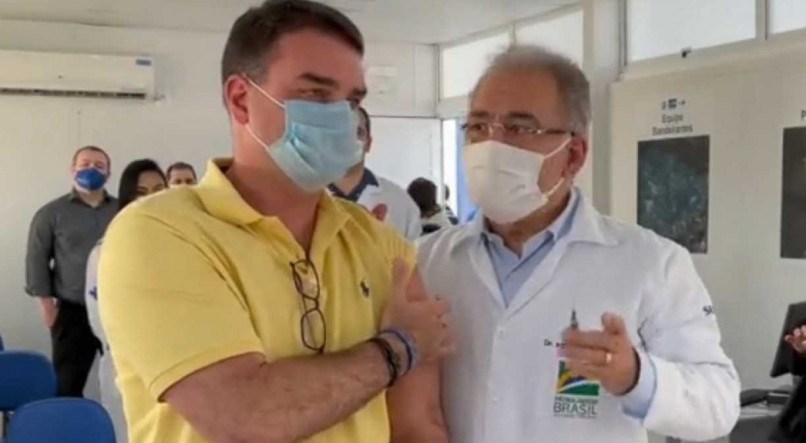 &quot;Obrigado ao 'negacionista'  Jair Bolsonaro por garantir a vacina nos bra&ccedil;os de todos os brasileiros&quot;, disse Fl&aacute;vio ao ser vacinado